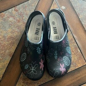 Clog type shoes, size 9, pretty print.